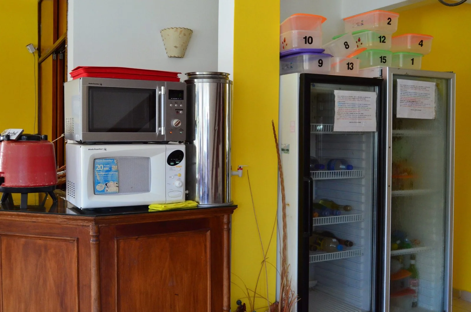 Heladera, microondas y equipamiento del salón común