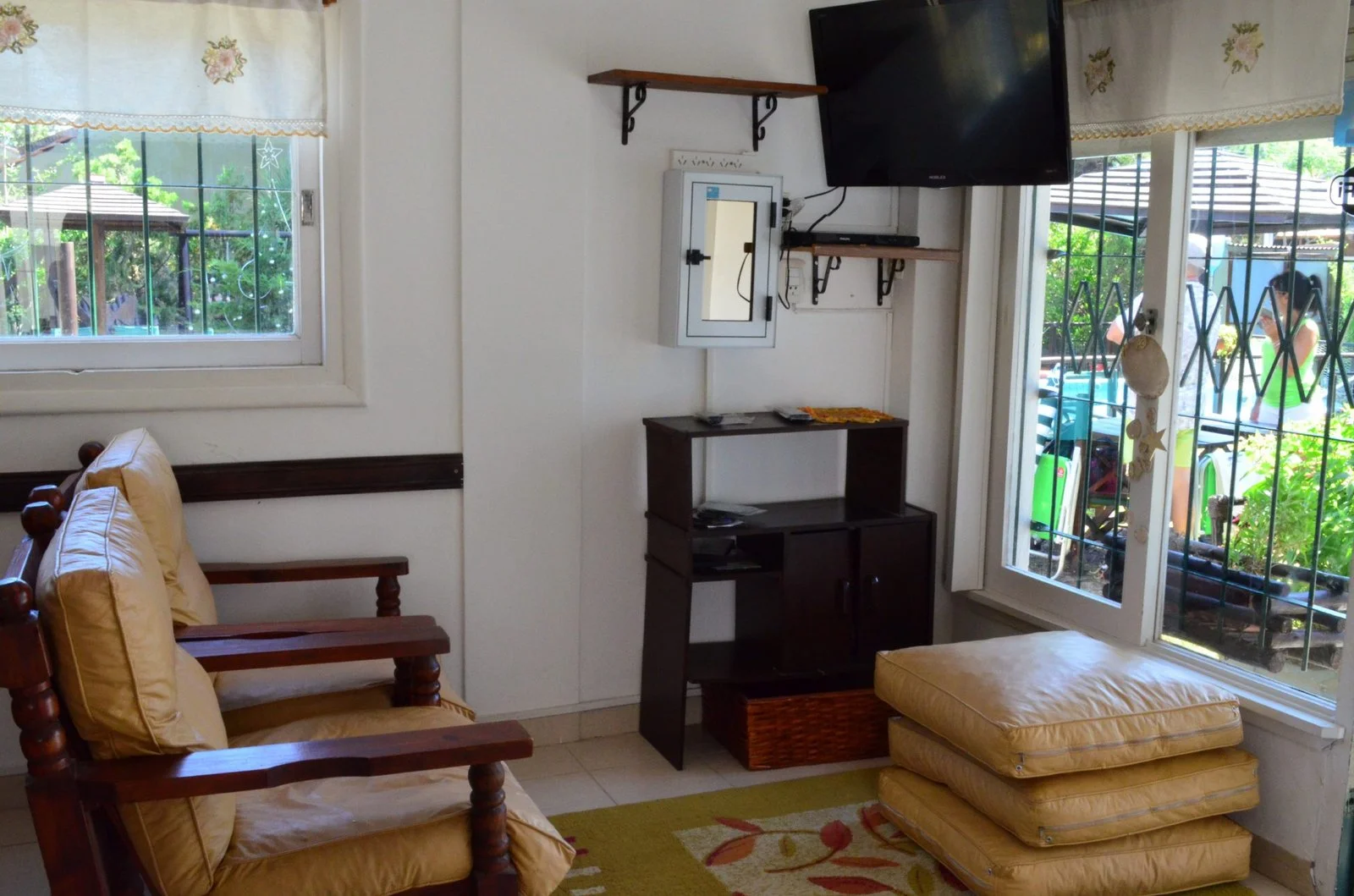 Sillones y televisor en el espacio de estar de la hostería