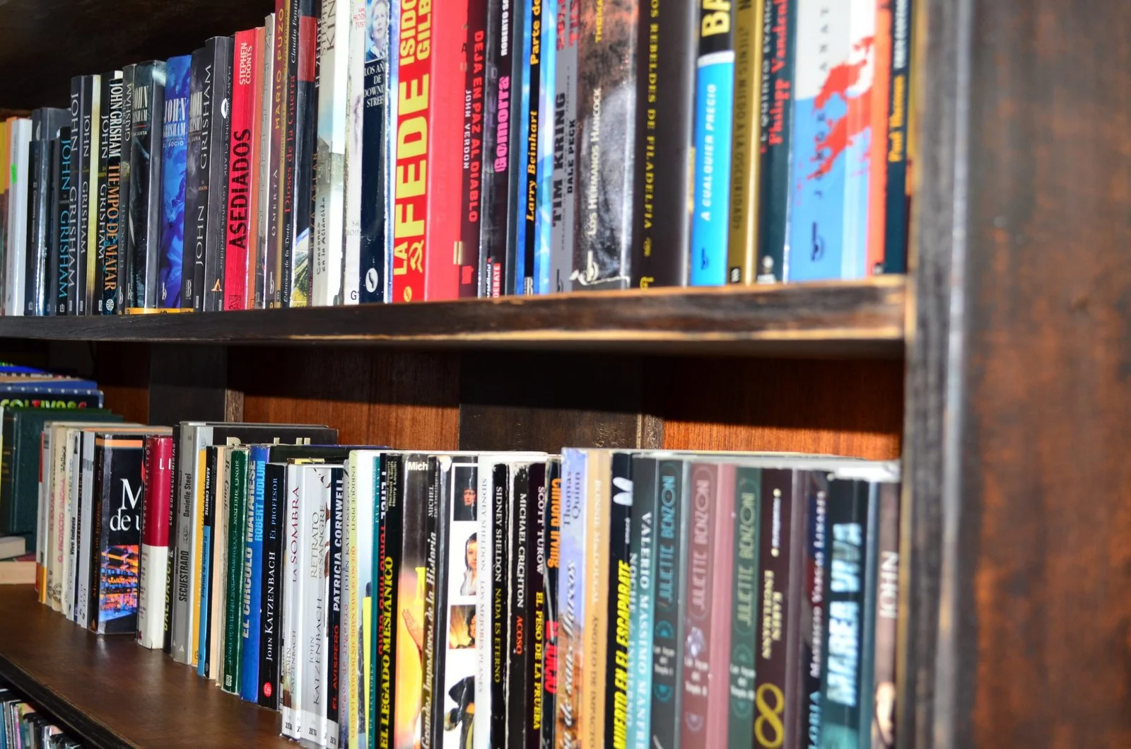 Estantes con libros en el espacio común de la hostería