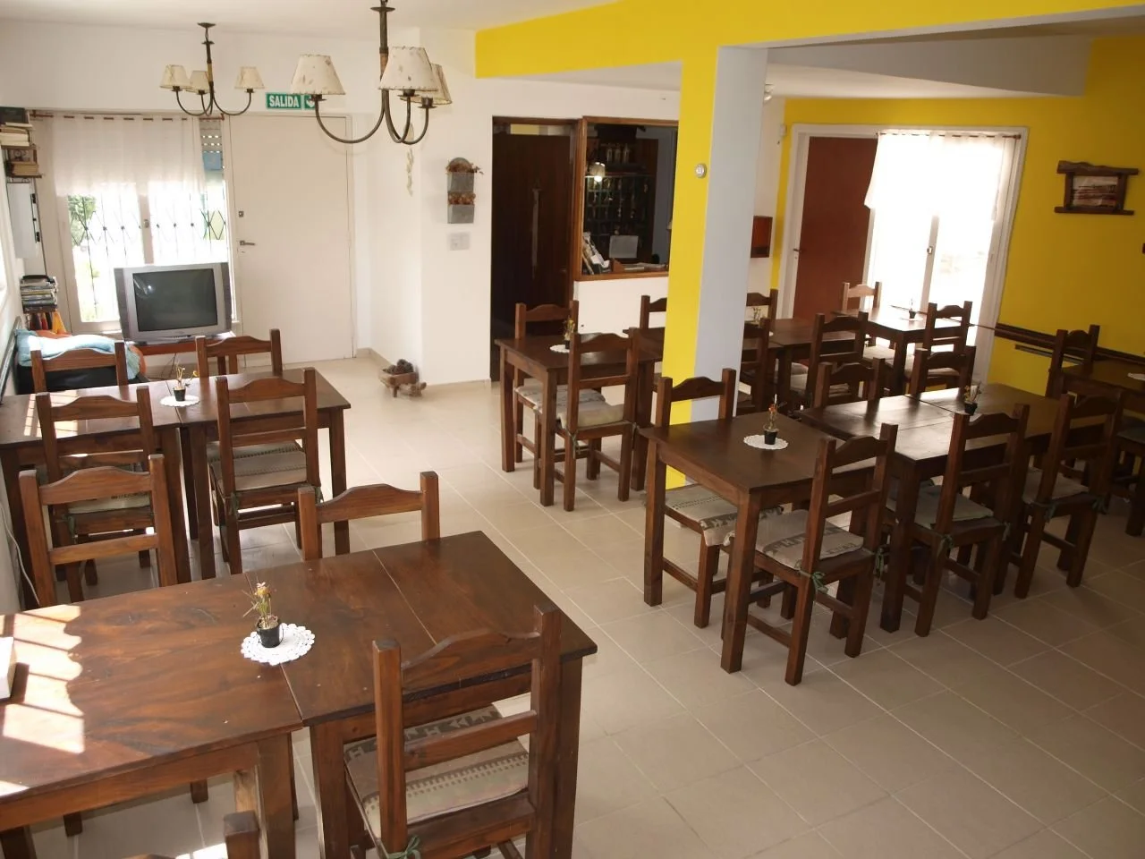 Vista de las mesas del salón comedor desde otro ángulo