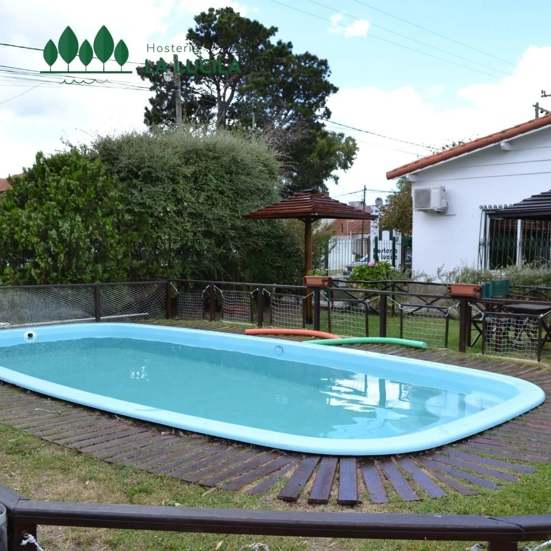 Pileta al aire libre rodeada de vegetación