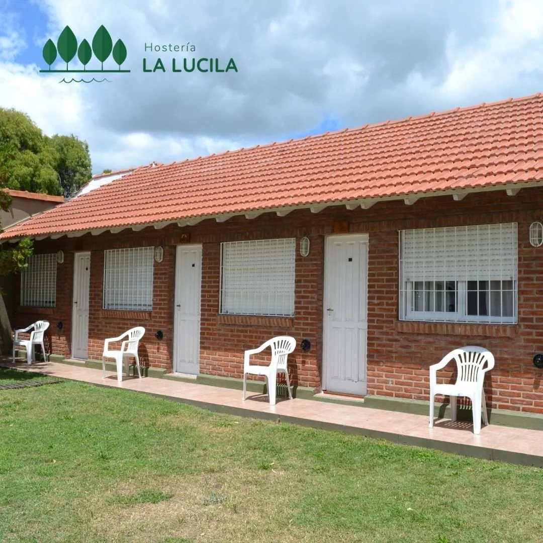 Exterior de habitaciones junto al parque de la hostería
