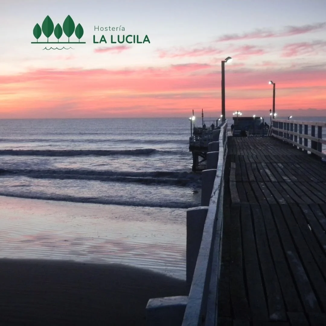 Muelle de La Lucila del Mar y cielo de colores sobre el mar