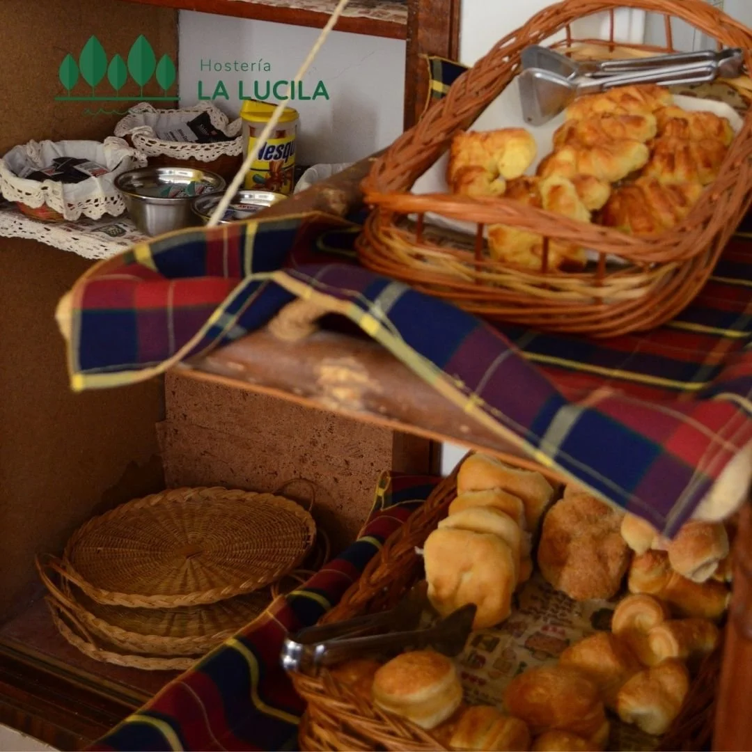 Canastas con panificados sobre la mesa del desayuno
